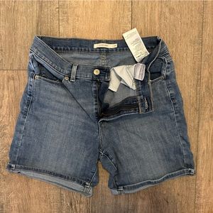 Size 26 levi shorts